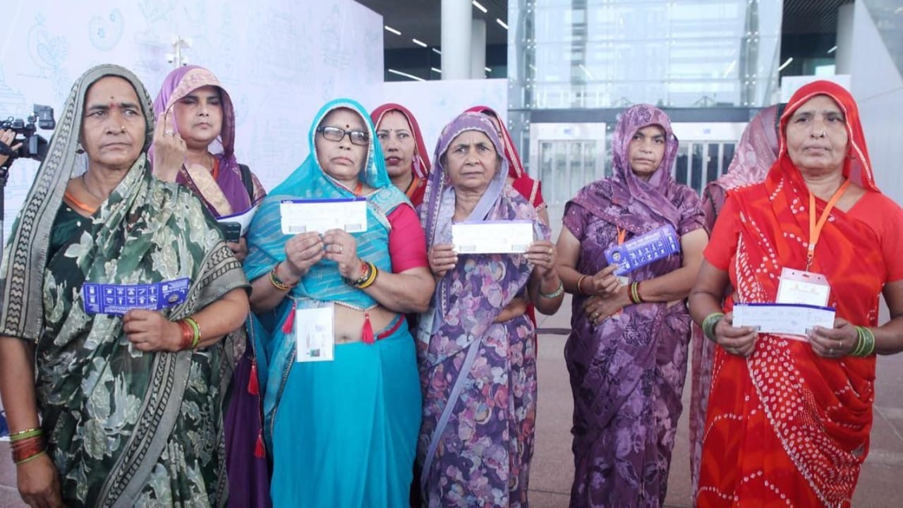 Noida Airport की पहली उड़ान में सवार हुए वे ग्रामीण, जिन्होंने विकास के लिए छोड़ी जमीन